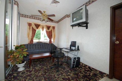Econo Inn&suites Hotel 2*