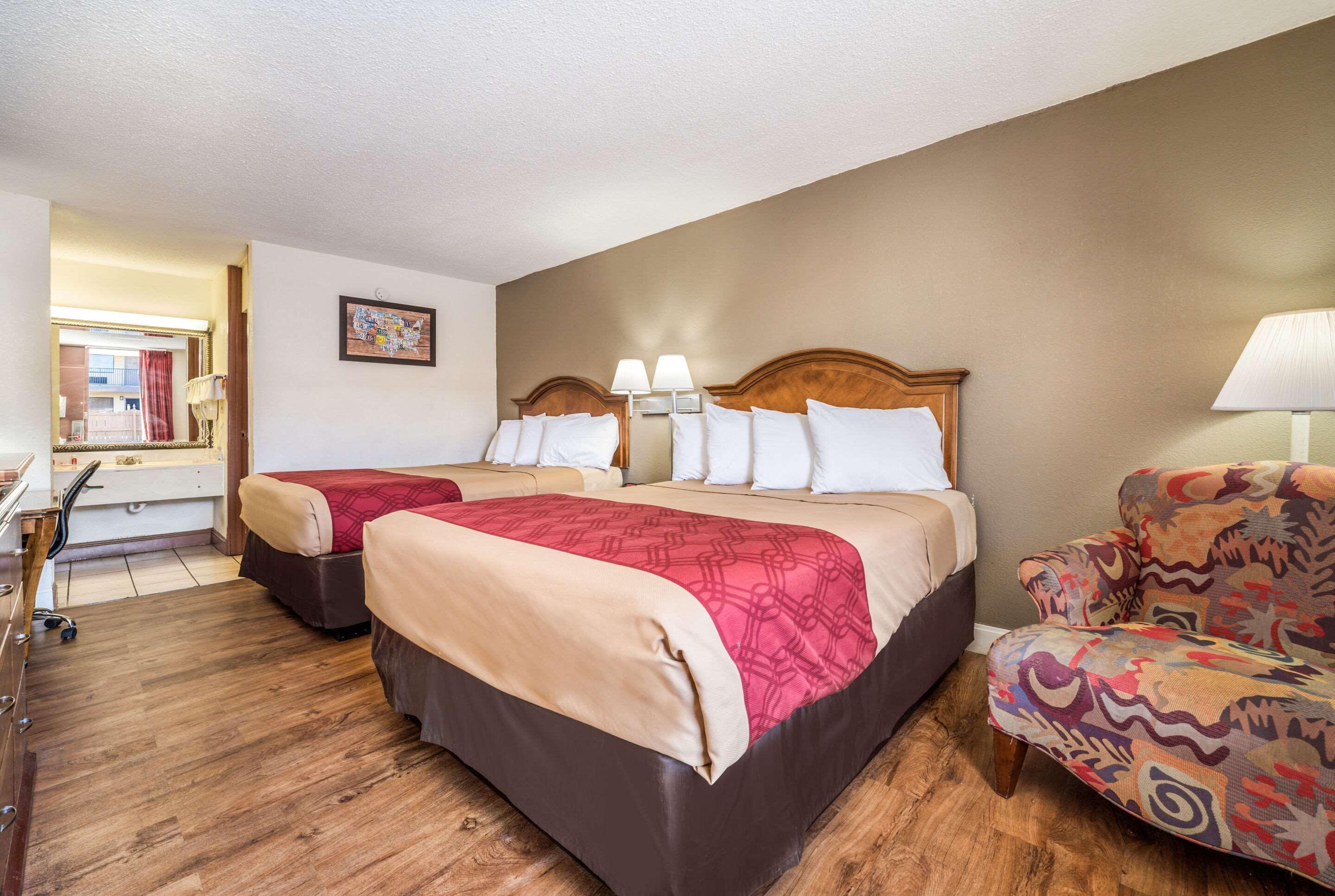 Econo Inn&suites Hotel 2*