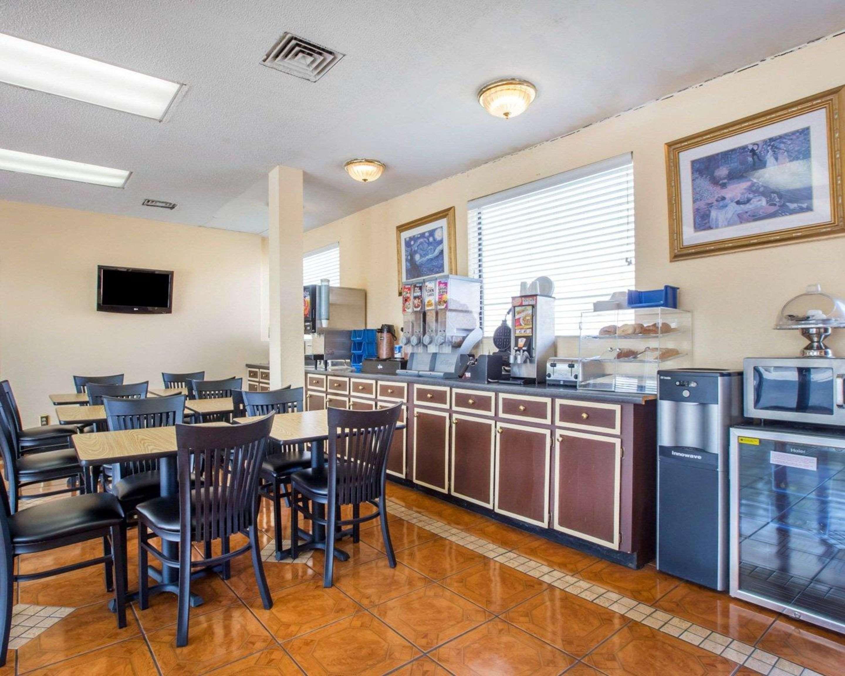 Hotel Econo Inn&suites 2*