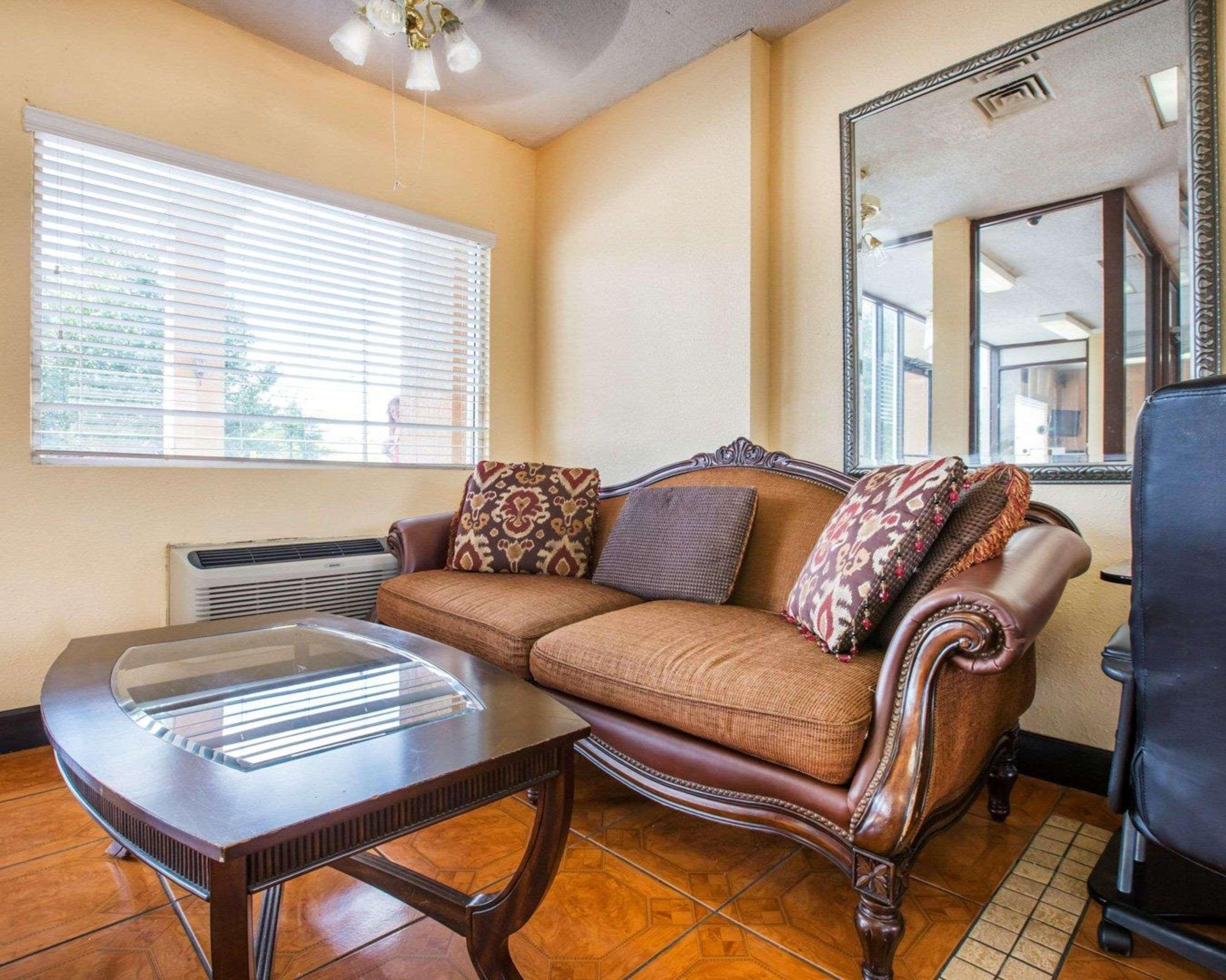 Econo Inn&suites 2* Macon