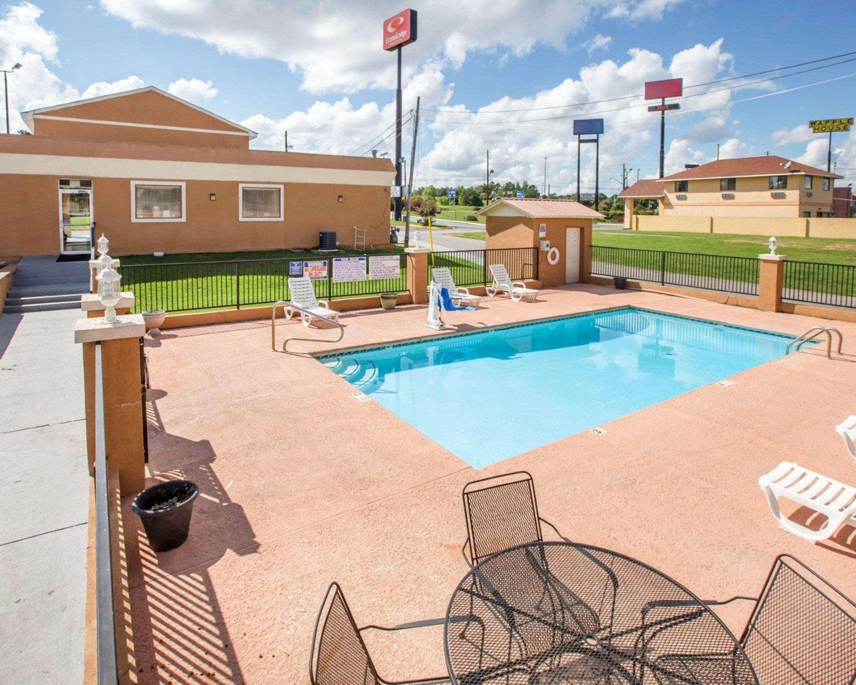 Econo Inn&suites Hotel