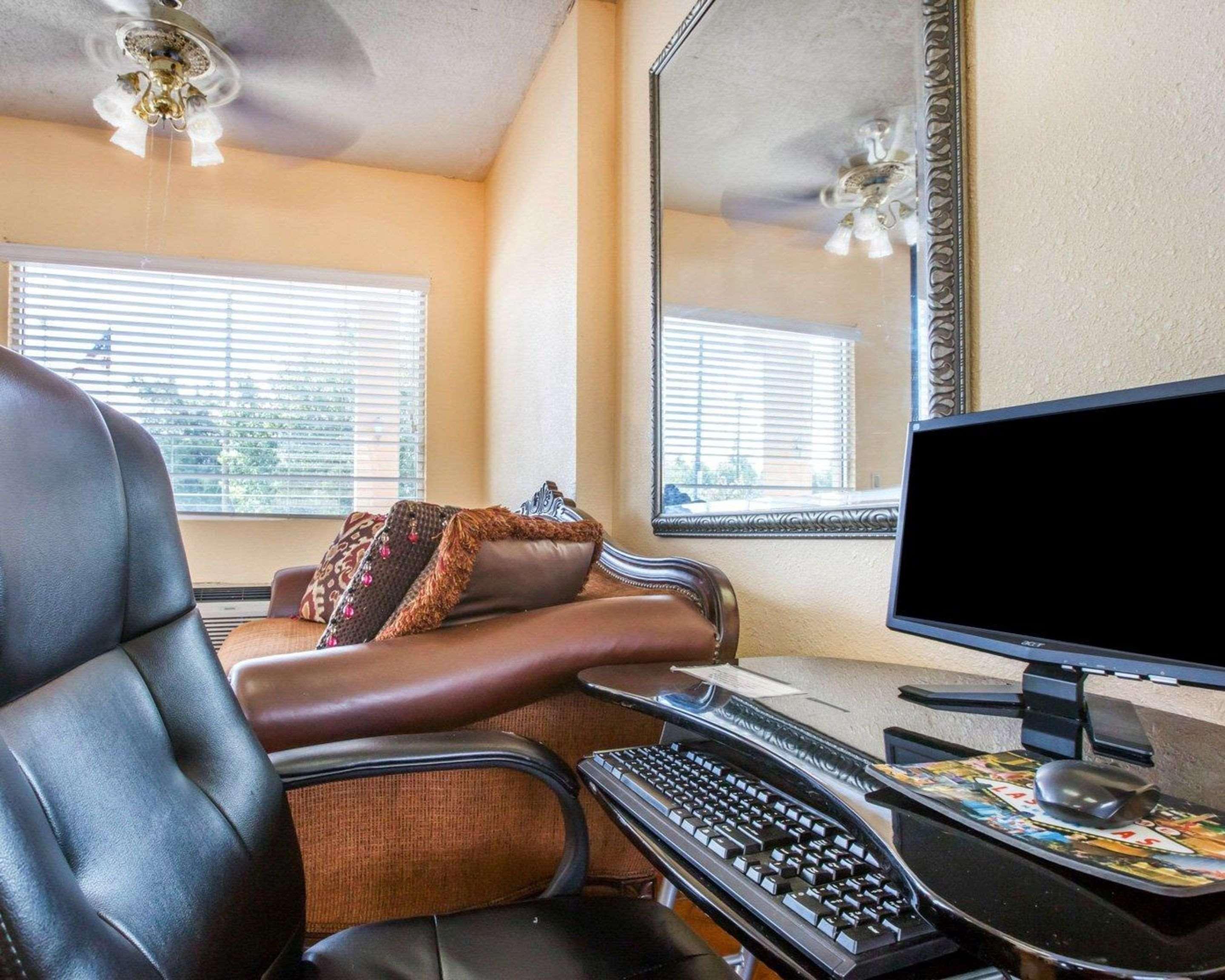 Econo Inn&suites Macon