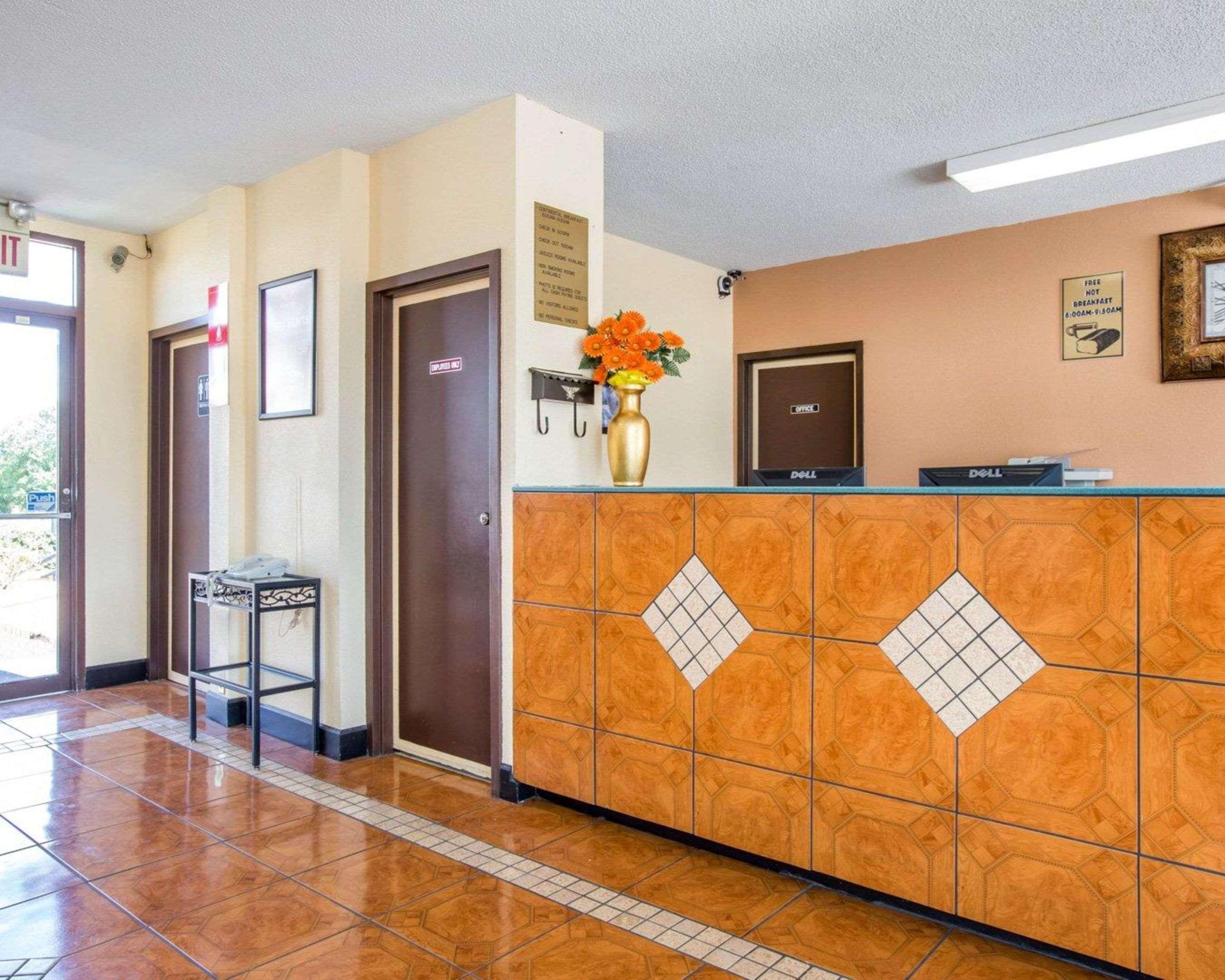 Econo Inn&suites Hotel